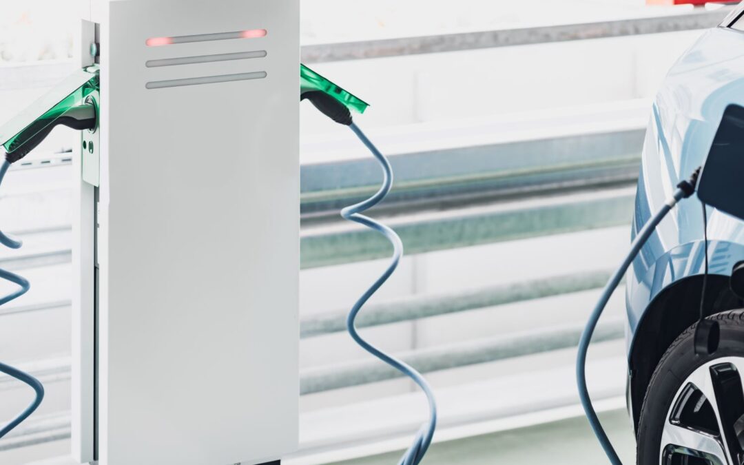 Auto elettriche: i rischi legati ad un incendio e come evitarli con i ritardanti di fiamma